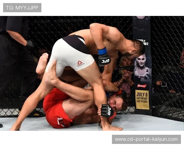 UFC赛场现尴尬一幕：重量级选手克里斯·巴内特短裤滑落引关注