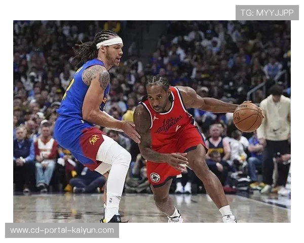 伦纳德末节三分雨引主场沸腾，快船球迷高呼MVP致敬